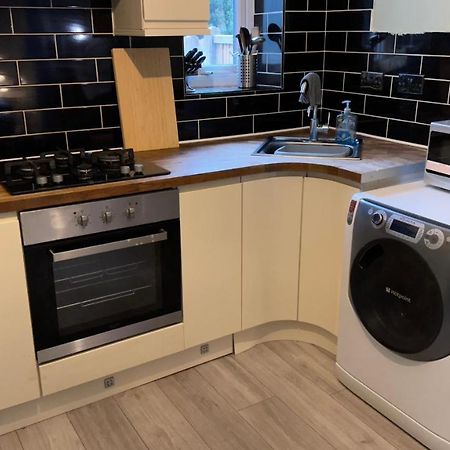 One Bedroom Apartment In Walsall Sleeps 4 Free Wifi By Villazu Bloxwich Bagian luar foto