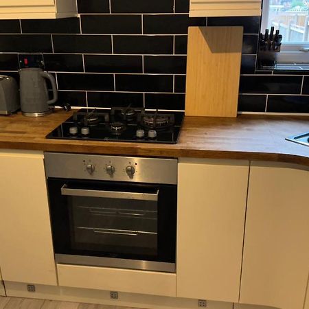 One Bedroom Apartment In Walsall Sleeps 4 Free Wifi By Villazu Bloxwich Bagian luar foto