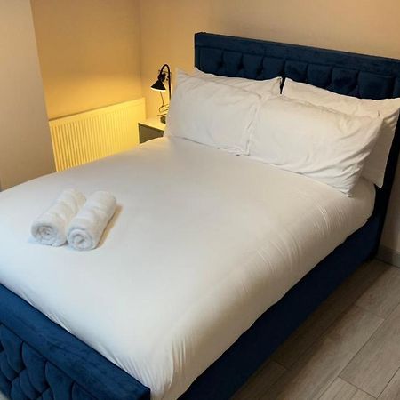 One Bedroom Apartment In Walsall Sleeps 4 Free Wifi By Villazu Bloxwich Bagian luar foto