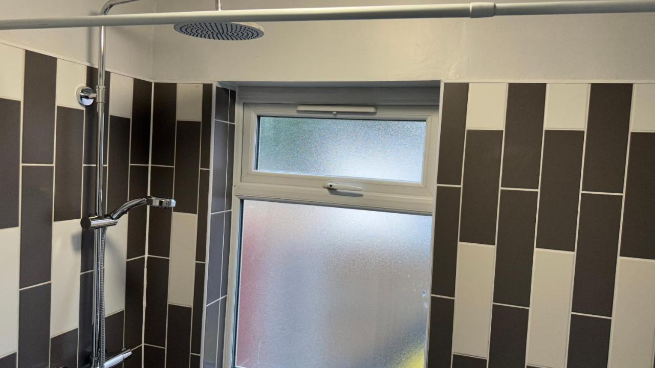 One Bedroom Apartment In Walsall Sleeps 4 Free Wifi By Villazu Bloxwich Bagian luar foto