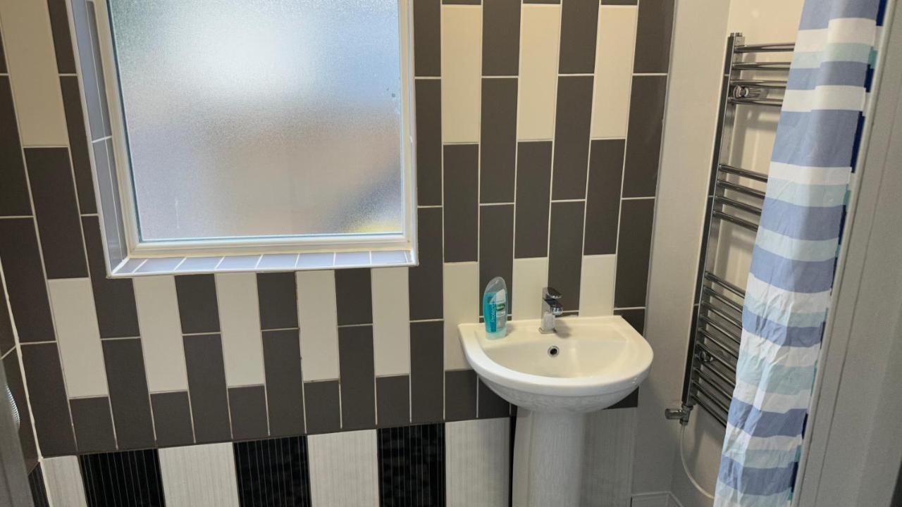 One Bedroom Apartment In Walsall Sleeps 4 Free Wifi By Villazu Bloxwich Bagian luar foto