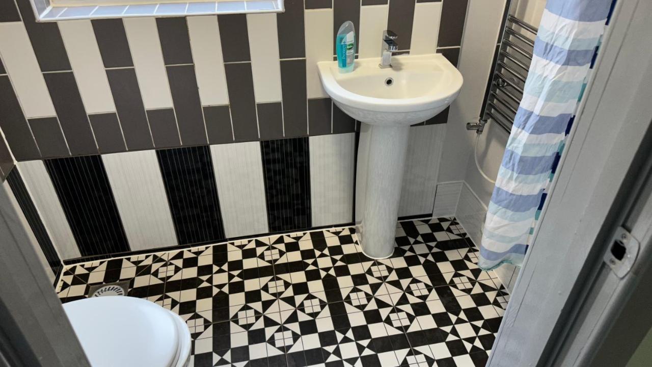 One Bedroom Apartment In Walsall Sleeps 4 Free Wifi By Villazu Bloxwich Bagian luar foto