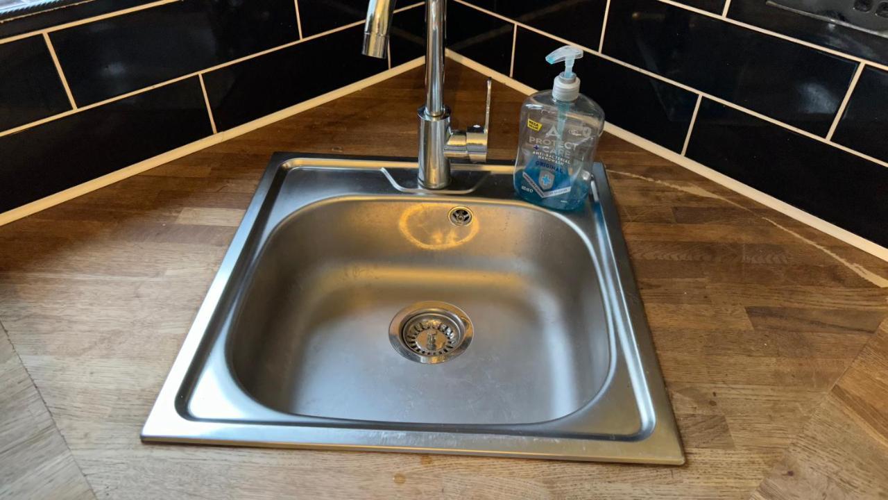 One Bedroom Apartment In Walsall Sleeps 4 Free Wifi By Villazu Bloxwich Bagian luar foto