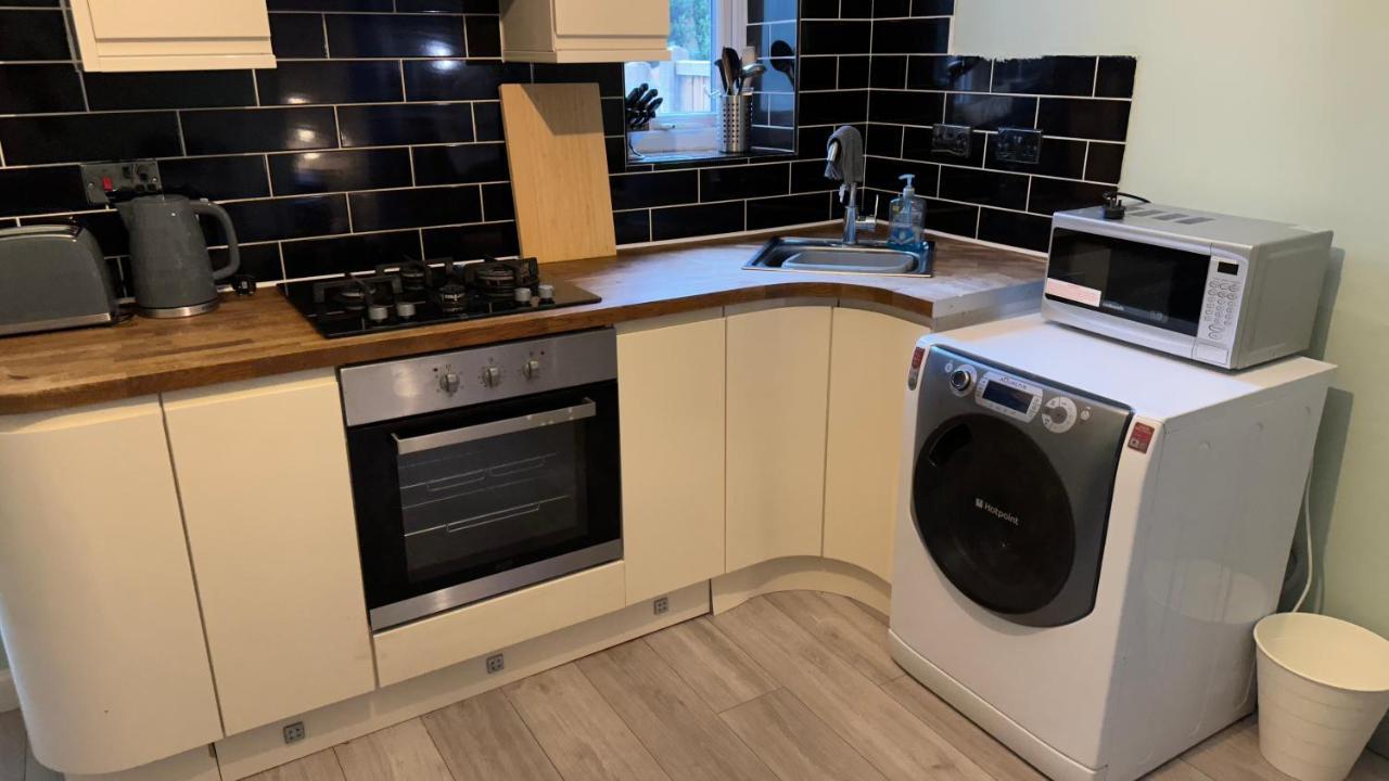One Bedroom Apartment In Walsall Sleeps 4 Free Wifi By Villazu Bloxwich Bagian luar foto