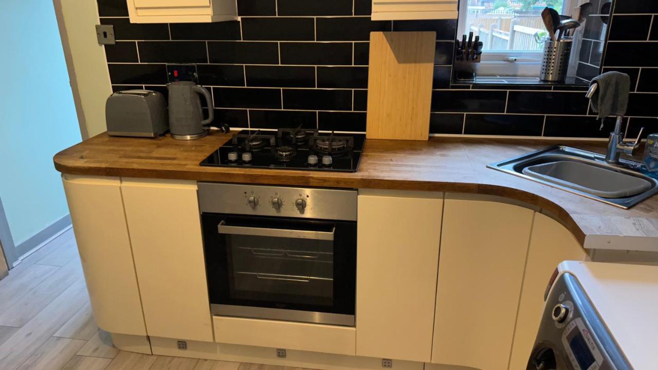 One Bedroom Apartment In Walsall Sleeps 4 Free Wifi By Villazu Bloxwich Bagian luar foto
