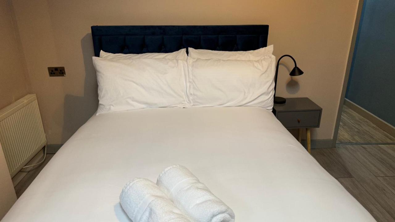 One Bedroom Apartment In Walsall Sleeps 4 Free Wifi By Villazu Bloxwich Bagian luar foto