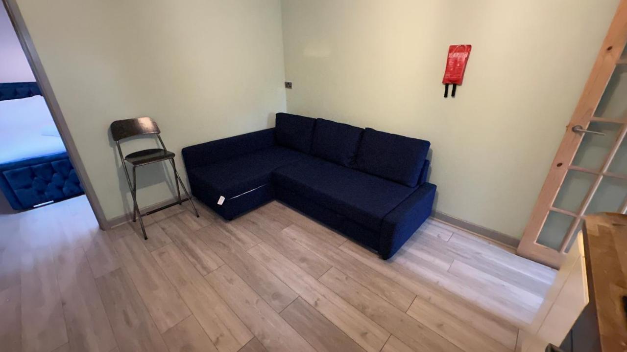 One Bedroom Apartment In Walsall Sleeps 4 Free Wifi By Villazu Bloxwich Bagian luar foto
