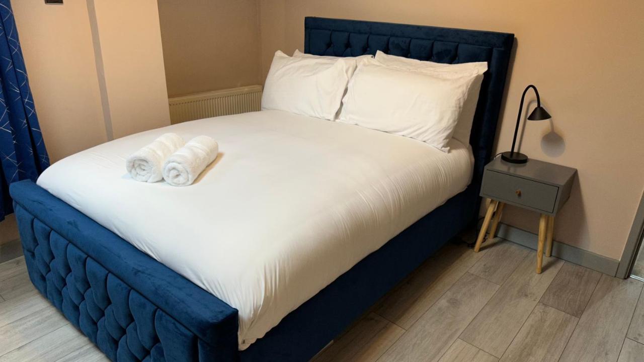 One Bedroom Apartment In Walsall Sleeps 4 Free Wifi By Villazu Bloxwich Bagian luar foto