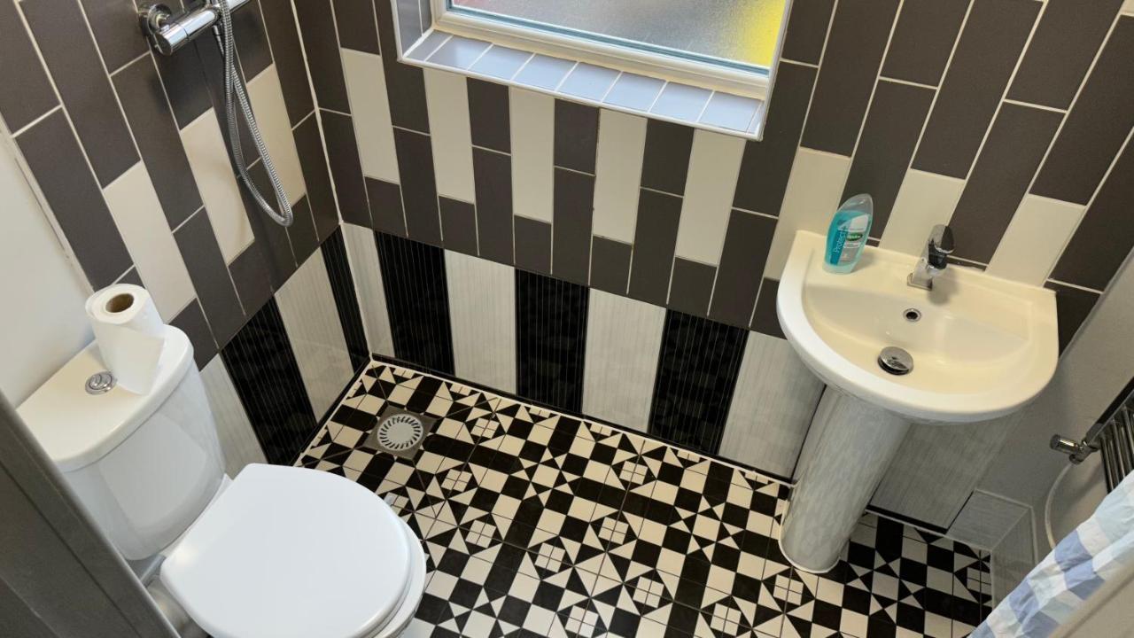 One Bedroom Apartment In Walsall Sleeps 4 Free Wifi By Villazu Bloxwich Bagian luar foto