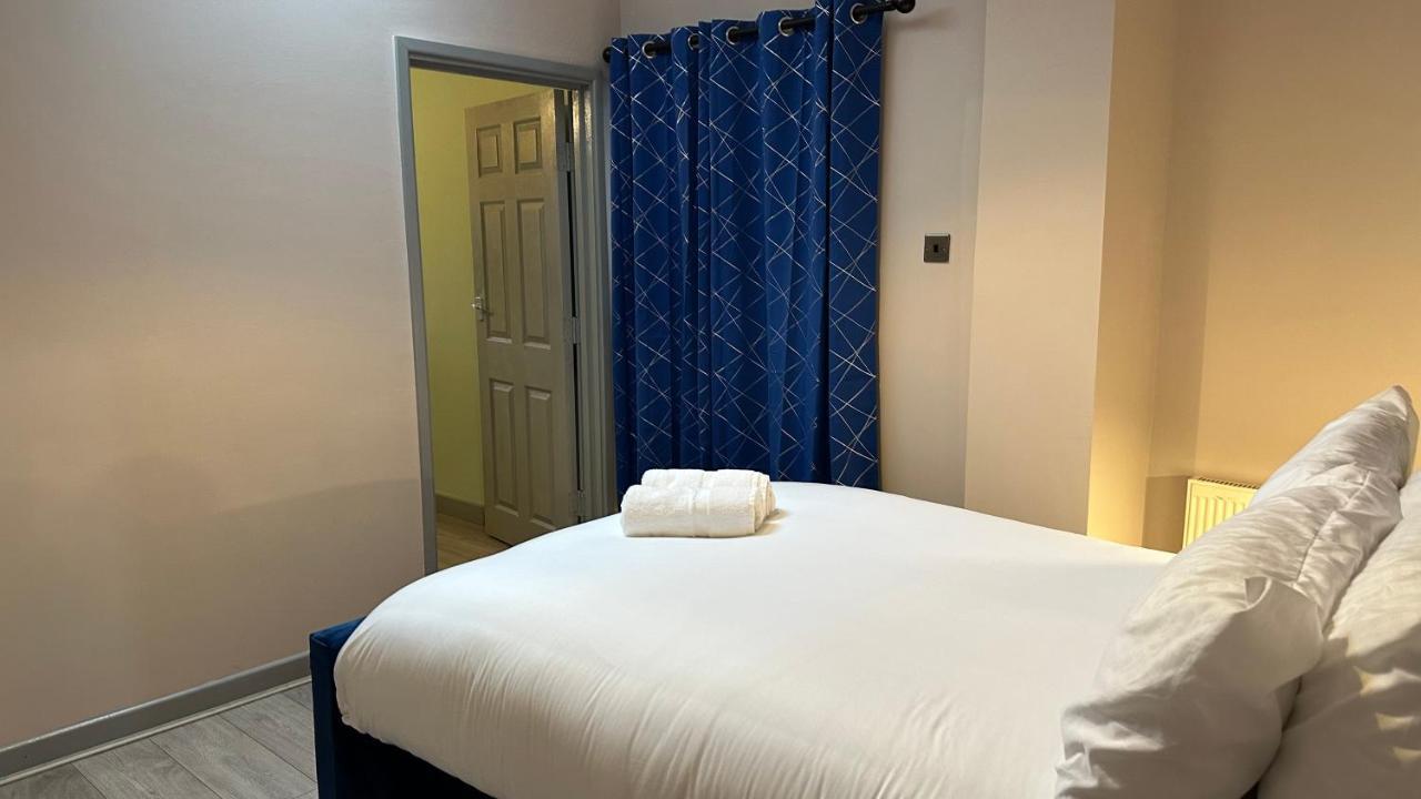 One Bedroom Apartment In Walsall Sleeps 4 Free Wifi By Villazu Bloxwich Bagian luar foto