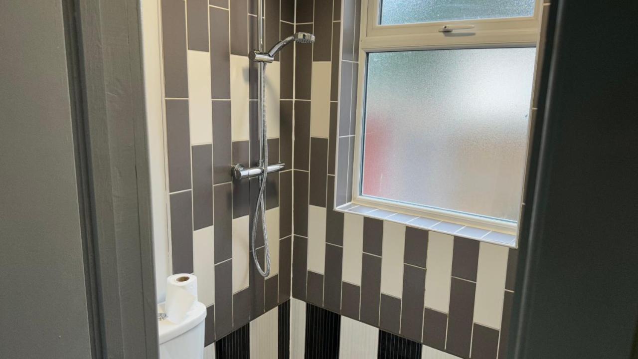 One Bedroom Apartment In Walsall Sleeps 4 Free Wifi By Villazu Bloxwich Bagian luar foto