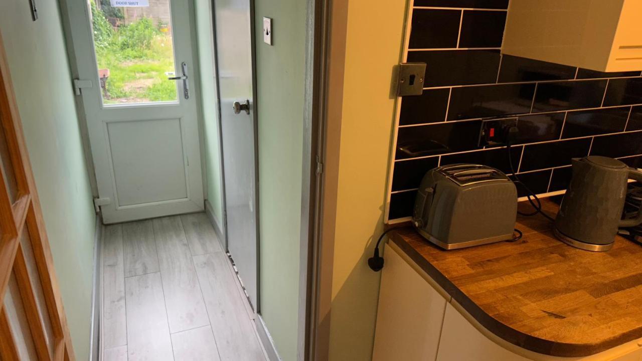 One Bedroom Apartment In Walsall Sleeps 4 Free Wifi By Villazu Bloxwich Bagian luar foto